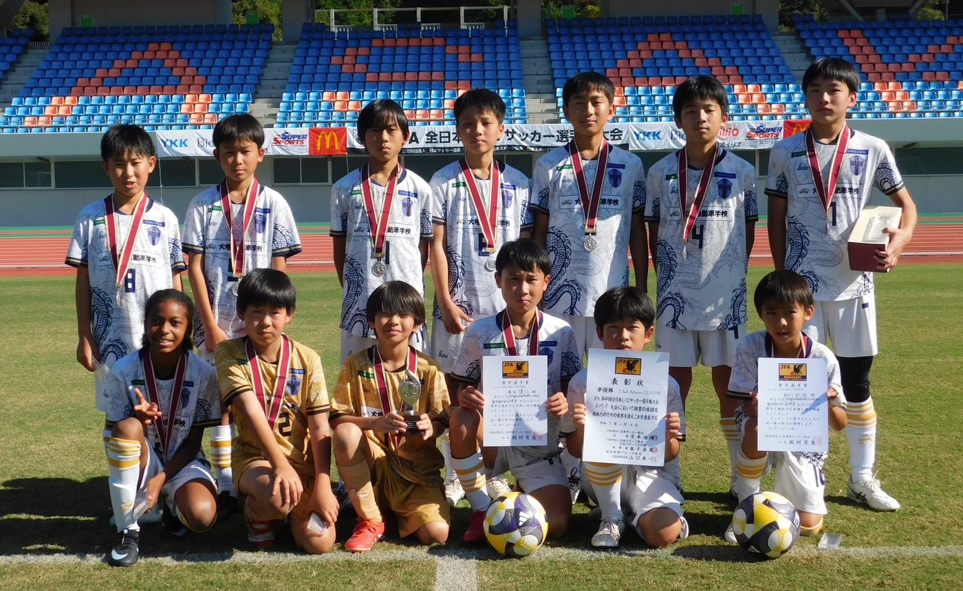 表彰式で賞状とメダルを持つ CA CELESTE のジュニア選手たち