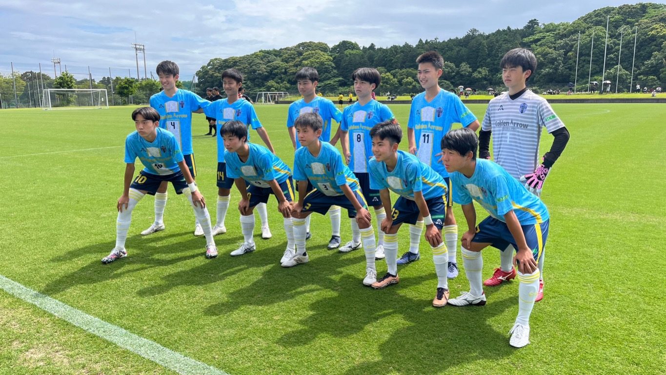 グラウンドに並ぶ CA CELESTE の育成年代の選手たち